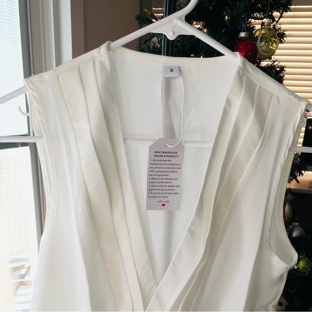 WHITE V-Neck - NEW WITH TAGS - Size S - shirt 👚